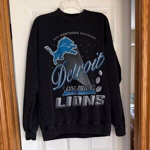Abercrombie & Fitch Black and Blue Graphic crewneck Sweatshirt Detroit Lions